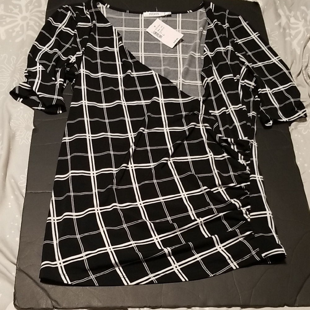 Ricki's Black and White Top New Size Large